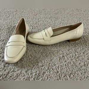 Coach and Four Off White Leather Penny Loafer Women's Size 10 MocToe SlipOn Dana